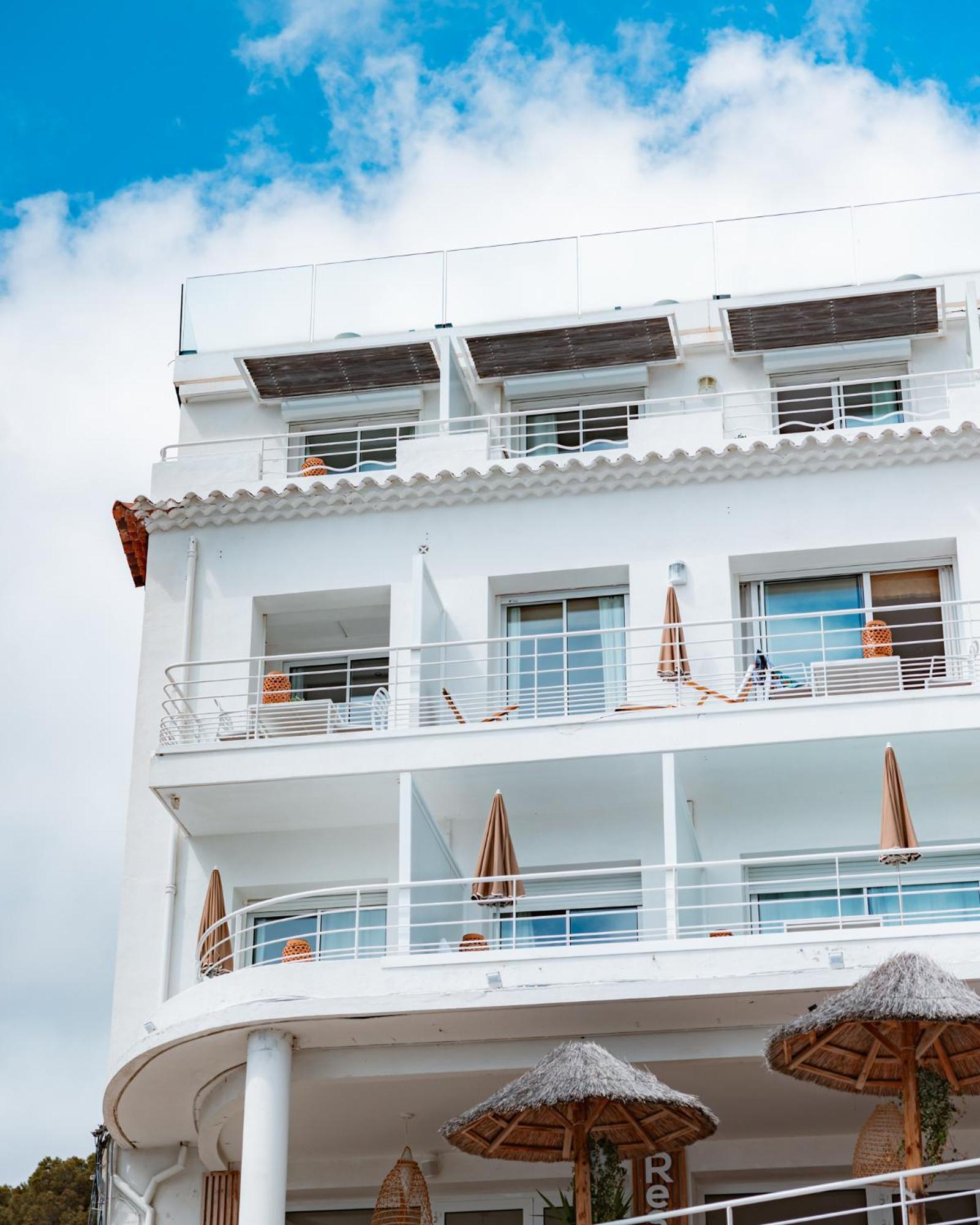 De La - Mahogany Hotel Cassis