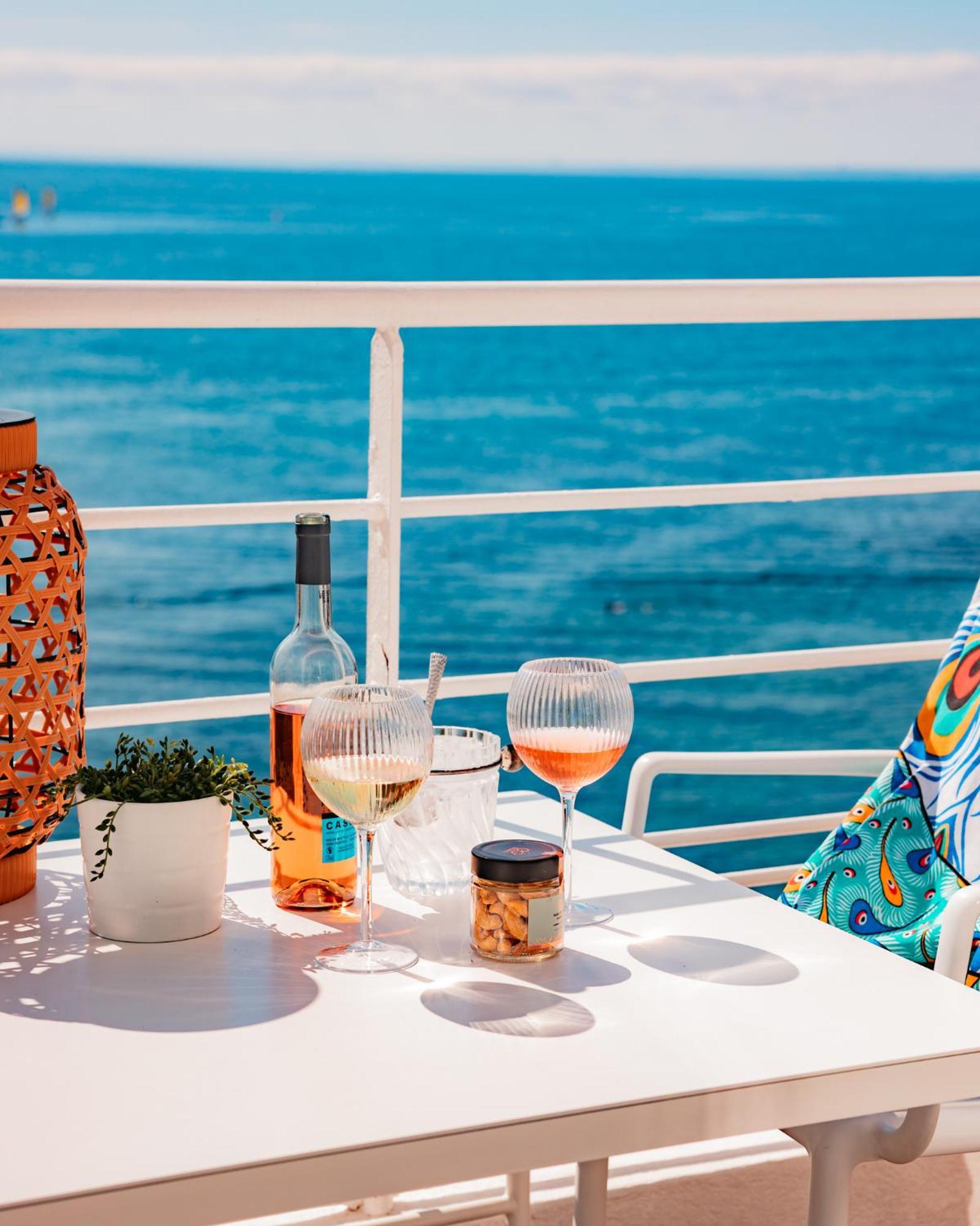 De La - Mahogany Hotel Cassis