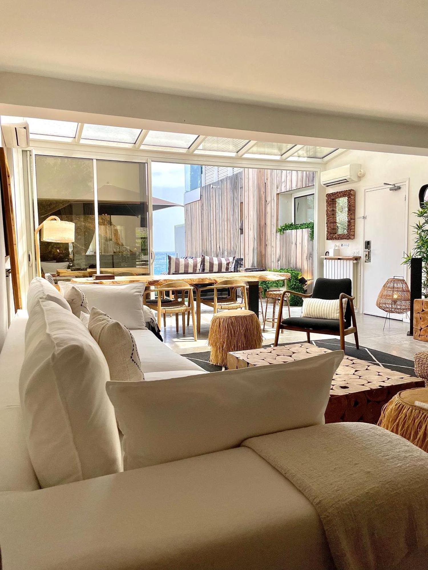 De La - Mahogany Hotel